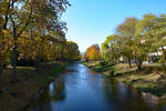 Bad Neuenahr - mitten durch die Stadt, die Ahr im Herbst - 30.10.2016