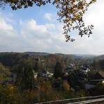 WISSEN-SCHNSTEIN/SIEG  Der Blick fllt am 3.11.2017 bei schnstem Herbstwetter auf den WISSENER Stadtteil SCHNSTEIN mit  der SIEG,dem SCHLOSS und den