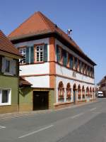 Dirmstein, Altes Rathaus, erbaut 1721, sptbarocker Walmdachbau (08.06.2014)