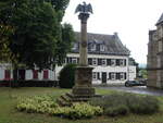 Bad Sobernheim, Kriegerdenkmal und Pfarrhaus am Kirchplatz (26.07.2025)