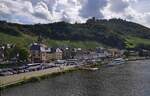 Blick von der Moselbrcke auf Bernkastel-Kues und die Burgruine Landshut, 08-2023