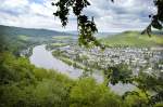 Bernkastel-Kues und die Mosel vom Balkon von Bernkastel aus gesehen.