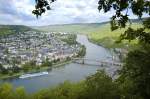 Bernkastel-Kues und die Mosel vom Balkon von Bernkastel aus gesehen.