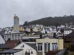 Eine moderne Kirchenturm, und bersicht auf einige Huser in Oberstein.