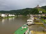 Blick auf die Stadt und die leicht berflutete Mosel nach einem Regenschauer auf der Alten Moselbrcke in Cochem.