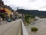 Innenstadt von Cochem an der Mosel mit vielen Geschften und Restaurants sowie der Pfarrkirche St.