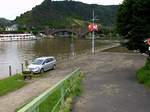 Nach ein paar Tagen hat sich der hohe Wasserstand der Mosel in Cochem wieder gelegt, sodass wieder ein Auto (das brigens im Parkverbot steht) dort Platz findet.