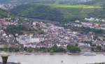 Bingen am Rhein mit den Schiffsanlegern, fotografiert vom Niederwalddenkmal bei Rdesheim.