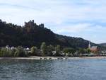 OBERWESEL/RHEIN MIT SCHNBURG UND LIEBFRAUENKIRCHE  Vom Ausflugsschiff der EF-BEBRA-SONDERFAHRT am 6.10.2018 der Blick auf OBERWESEL am Welterbe  Mittelrhein mit der SCHNBURG,1149 erstmals