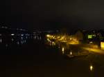 Nachtansicht auf die Uferstrasse von Niederwerth der einzigen Rheininsel mit einer Ortsgemeinde.Aufgenommen von der Rheinbrücke.28.3.09
