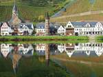 Hatzenport an der Mosel mit neugotischer Rochuskirche und Fhrturm.