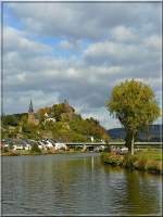 Die Stadt Saarburg vom Schiff aus gesehen.