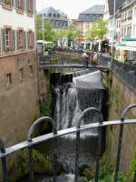 Saarburg, der 18m hohe Wasserfall des Leukbaches befindet sich mitten in der Stadt, Mai 2005