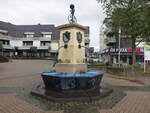 Rheinbllen, Marktbrunnen von 1840 am Markt, klassizistischer Sandsteinpylon mit gusseisernem Becken (27.07.2025)