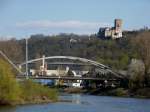 die Burg Lahneck in Lahnstein im Vordergrund die alte Eisenbahnbrcke ber die Lahn kurz vor der Einmndung in den Rhein 08.04.2012