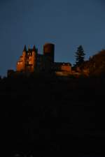 Burg Katz oberhalb von Sankt Goarshausen im Streiflicht der Abendsonne, als ringsherum schon ein heftiger Schneeregenschauer herunter kam.....am Abend des 2.3.2015