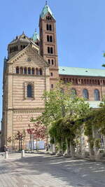 Eckansicht des Dom zu Speyer vom dem Domplatz gesehen am 19.