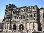 Die Porta Nigra in Trier von der Altstadtseite aus fotografiert.