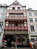 Ein schmuckes Fachwerkhaus beherbergt die Confiserie am Dom in TRIER; 120824