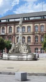 Der Georgsbrunnen in Trier am Kornmarkt am 4.8.2012.