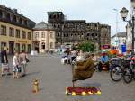 TRIER   der schwebende Bettler auf der Simeonstrae , im Hintergrund Porta-Nigra; 120824