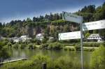 Radweg und Schilder an der Mosel in Trier.