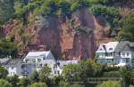 Wohnhuser und Felsen an der Mosel in Trier.