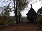 WISSEN an der SIEG-Stadtteil SCHNSTEIN  Im Herbst 2016,am 14.11.2016,fllt der Blick vom Vorplatz der HEISTERKAPELLE der  St.