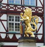 HACHENBURG/WESTERWALD-LWE AUF DEM MARKTBRUNNEN  Auf dem Lwenbrunnen mitten auf dem unter Denkmalschutz stehenden ALTEN MARKT die vergoldete Figur  des doppelschweifigen Lwen,Teil des