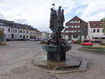 Saarwellingen, Rathausbrunnen von 1983 am Marktplatz (15.07.2023)