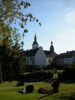 Das Foto zeigt die Pfarrkirche St.Peter vom Ensheimer Friedhof aus.
