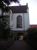 Dieses Bild wurde vom Ensheimer-Friedhof kommend aufgenommen.Der Weg fhrt zum Haupteingang der Pfarrkirche.