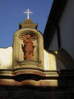 Auch dieses Foto zeigt eine Heiligen Figur an der Pfarrkirche St.Peter.