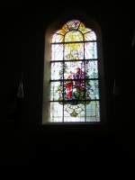 Hier auf diesem Foto ist eines der Fenster der Pfarrkirche zu sehen.