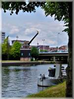 Der Nachbau eines alten Krans steht am linken Saarufer in Saarbrcken.