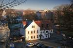 Der Blick geht vom Chemnitzer Schlossberg ber die Gaststtte Schlossdestille zum markanten roten Gebude der Chemnitzer Poliklinik; Aufnahme vom 27.12.06.