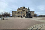 Der Theaterplatz in Dresden mit der 1985 wiedererffneten Semperoper und dem Knig-Johann-Denkmal.