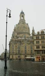 Klassischer Blick auf die Frauenkirche in Dreden, bei wenig klassischem Fotowetter.