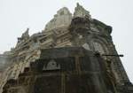 Die Frauenkirche aus ungewohnten Blickwinkel: Rechts im Bild ein original erhaltener Fensterbogen, in der Mitte eine Gedenksttte zum Andenken an die Zerstrung der Kirche und Stadt Dresden.