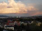 Regenwolken mit Regenbogenanfang