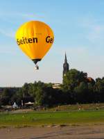 Start eines Heissluftballons zur Fahrt gen Westen.