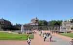 Zwinger in Dresden, links die Porzellansammlung, in der Mitte das Kronentor und rechts der Mathematisch-Physikalische Salon.