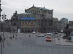 Semperoper vom Terrassenufer gesehen