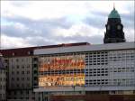 Rckfront des Kulturpalastes mit sich darin spiegelndem Neumarkt; im Hintergrund der Rathausturm;   Dresden, 23.11.2009  