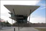 Das Internationales Congress Center Dresden mit dem weit auskragendem Vordach.