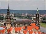 Blick vom Rathausturm auf das Schlo, die Hofkirche und die Elbe.