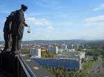 Dresden, Blick vom Rathausturm mit seinen 15 Sandsteinfiguren (Symbole der menschlichen Tugenden) in Richtung Nord-Ost zum Fernsehturm, rechts am Horizont die Berge der Schsischen Schweiz, Okt.2009 