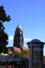 Blick von der Prager Strae zum Rathausturm in Dresden.
