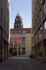 Blick von der neu errichteten Prager Strae in Dresden zum Rathausturm der Stadt, aufgenommen am 06.10.2011.