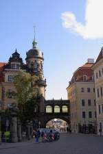 Blick von der Sophienstrae in Dresden zur Schlobrcke, welche den Sdflgel des  Kniglichen Residenzschlosses (links) mit dem Taschenbergpalais verbindet.